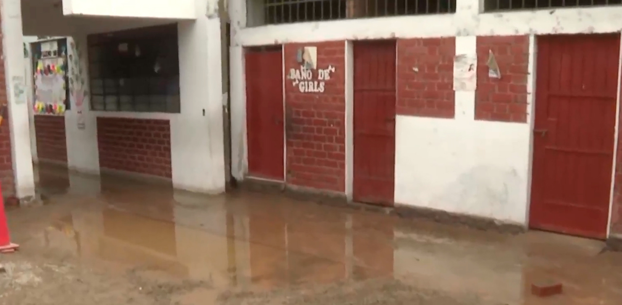 Rotura de tubería de Sedapal inunda colegio Fe y Alegría N.º 25 en San Juan de Lurigancho