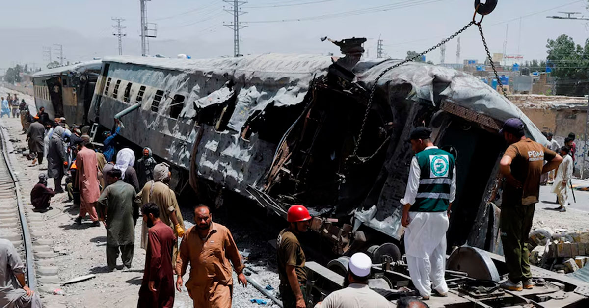 Tragedia tras explosión contra un tren: Reportan más de 25 muertos y varios heridos