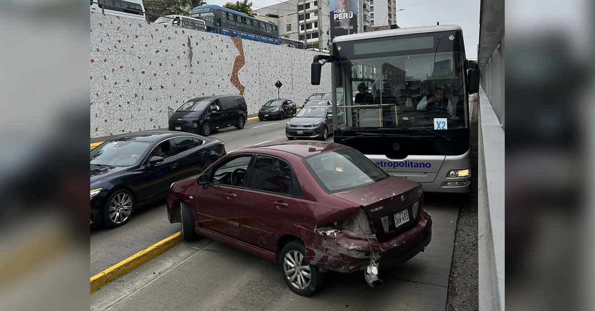 Nuevo accidente en el Metropolitano: Auto invade carril exclusivo tras chocar en plena Vía Expresa