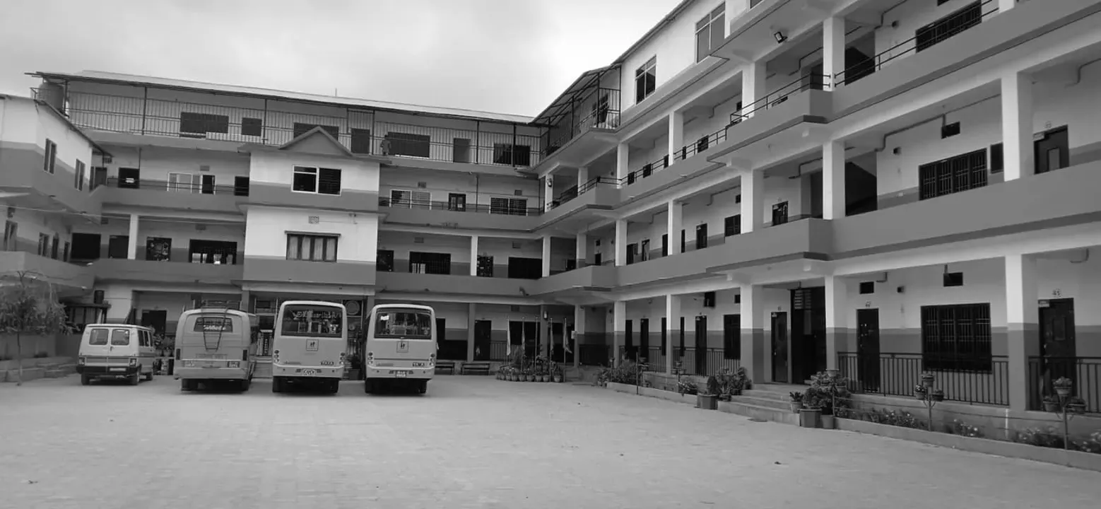 Dos alumnos de secundaria resultan heridos luego de que ventilador les cayera encima