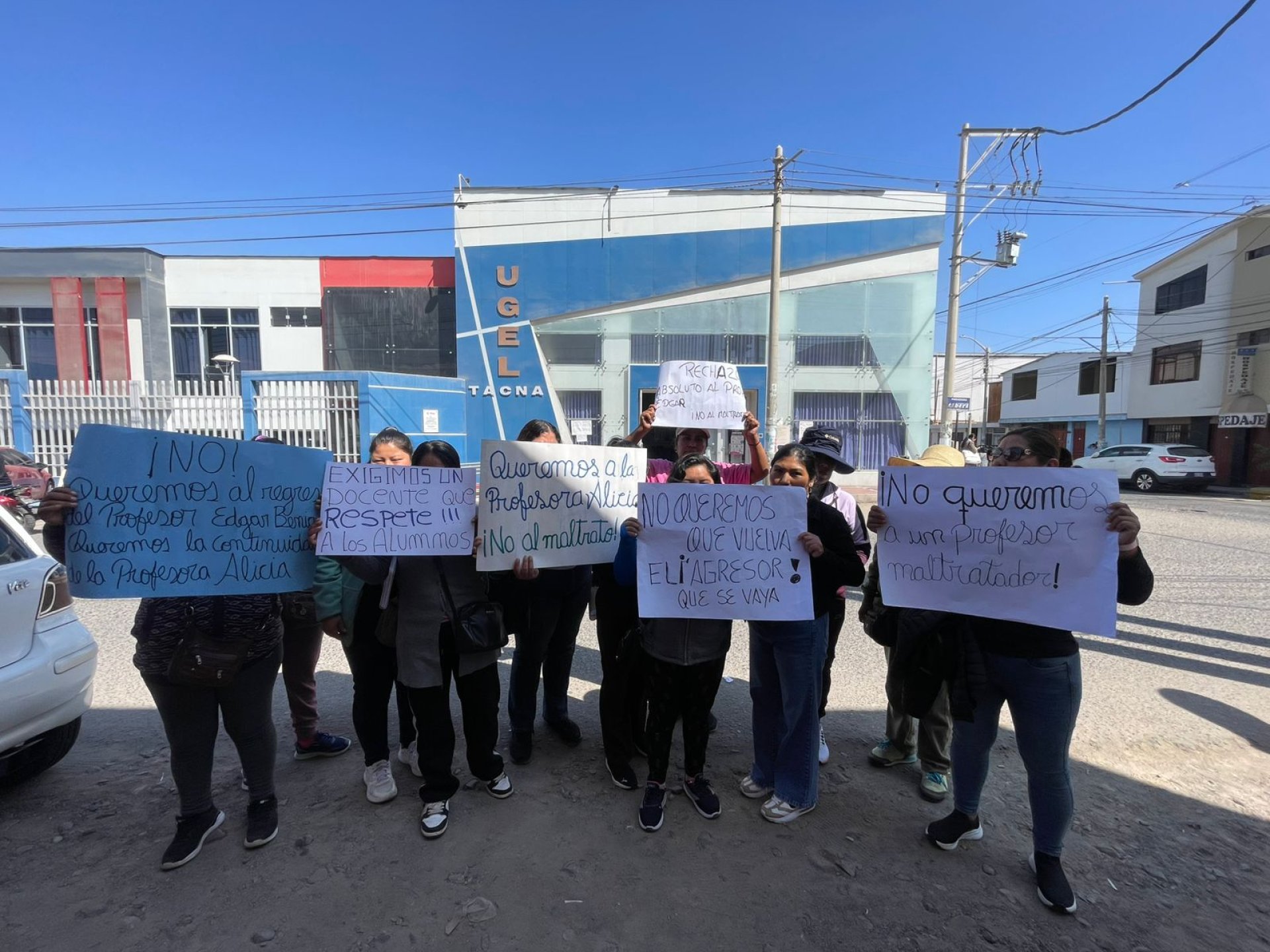 Tacna: Padres protestan por retorno de docente sancionado y riesgo de nuevo maltrato escolar