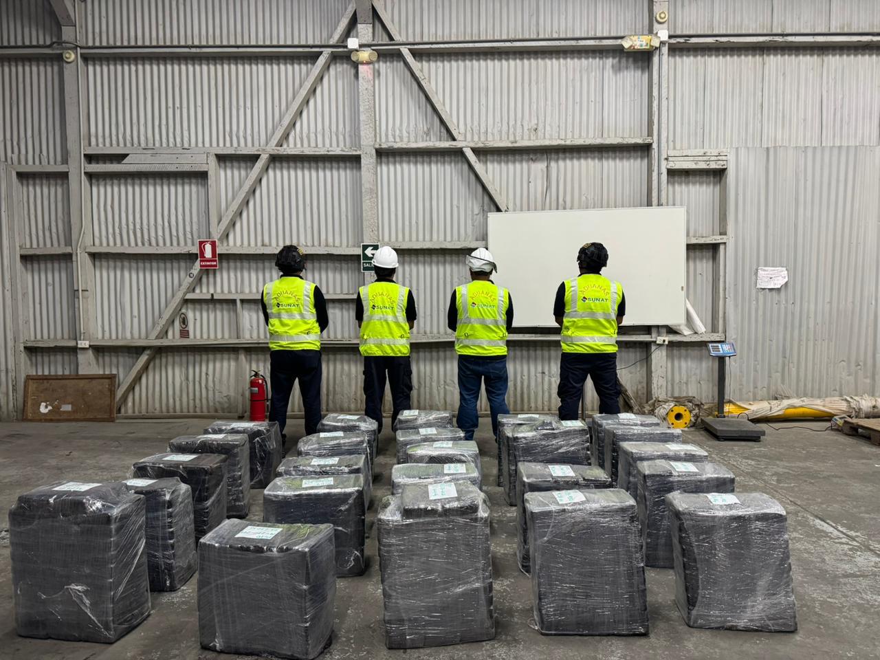 SUNAT incauta más de 900 kilos de cocaína en una nave en Paita