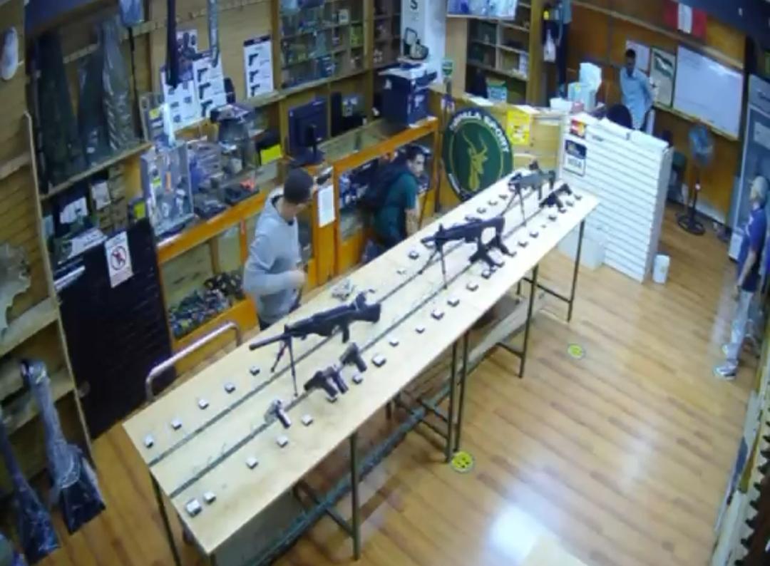 Asalto en tienda de armas en Surco: roban más de 25 pistolas, escopetas y carabinas