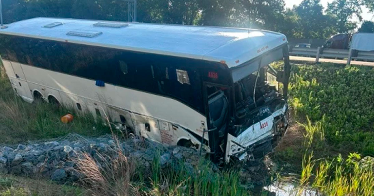 Autobús impactó contra seis autos: Choque múltiple dejó al menos 5 muertos y más de 30 heridos