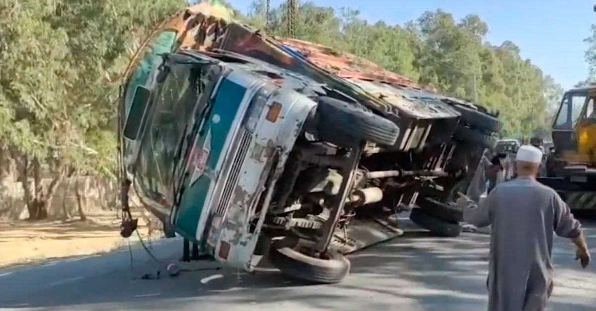 Accidente en Afganistán: Volcadura de camión.