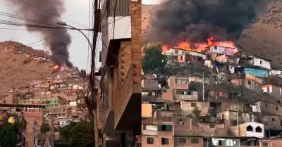 Feroz incendio consume viviendas de material noble.