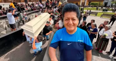 Fan�ticos despidieron al artista ambulante.