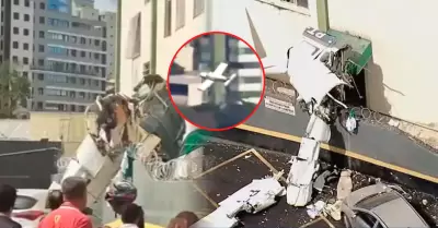 Avioneta colision� contra edificio residencial.