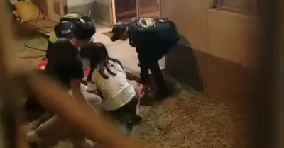 Beb� de a�o y dos medes cay� de un octavo piso en Comas.