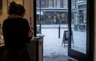 Empleada es DESPEDIDA por pedir cerrar la puerta porque ten�a fr�o y ahora cobrar� una FORTUNA