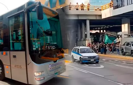 El chofer se encuentra atrapado entre los metales del bus.