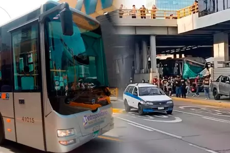 El chofer se encuentra atrapado entre los metales del bus.