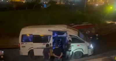 Delincuentes protagonizan accidente tras robar combi