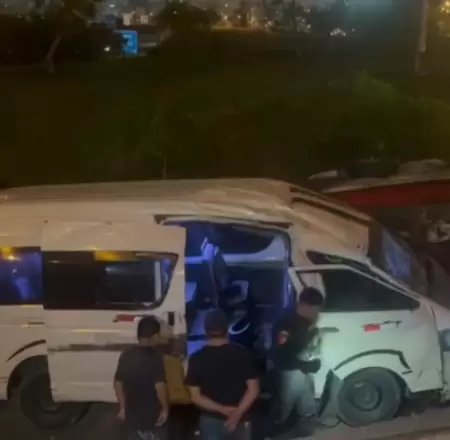 Delincuentes protagonizan accidente tras robar combi