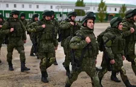Rusia ha institucionalizado un "sistema mundial de trata" para reclutar combatie