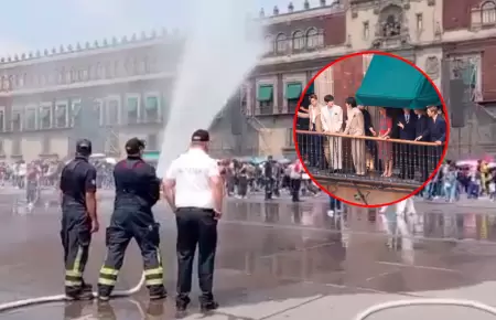 Bomberos tuvieron que aliviar el calor de las fans durante la espera de la boyba