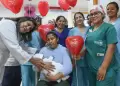 El mejor regalo por el D�a de la Madre: Mam� primeriza celebra el alta m�dica de su beb� tras exitosa operaci�n