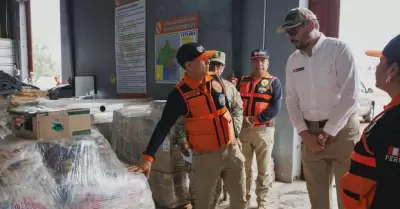 Lambayeque: Ministro de Defensa distribuye dos toneladas de alimentos en zonas d