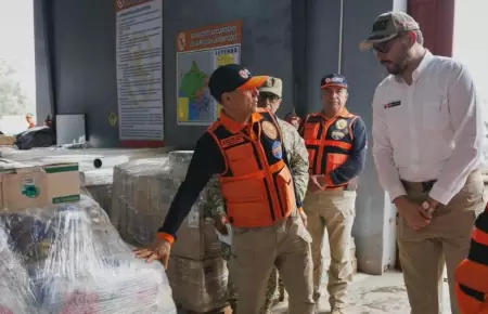 Lambayeque: Ministro de Defensa distribuye dos toneladas de alimentos en zonas d