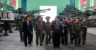 Kim Jong-un en una inspecci�n a su armamento militar.