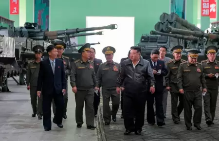 Kim Jong-un en una inspecci�n a su armamento militar.