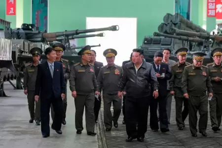 Kim Jong-un en una inspecci�n a su armamento militar.