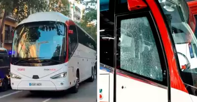 Hinchas del Barcelona lanzaron objetos al transporte de los madrile�os.