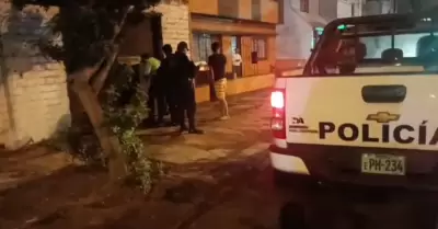 Dos minivans se incendian en cochera del Callao