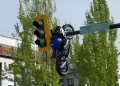 �Impactante! Motocicleta queda COLGADA de un sem�foro tras BRUTAL choque con auto [VIDEO]