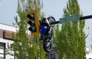 �Impactante! Motocicleta queda COLGADA de un sem�foro tras BRUTAL choque con auto [VIDEO]