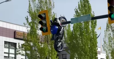 Motocicleta queda colgada de un sem�foro