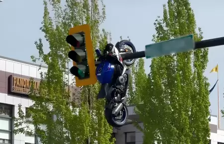Motocicleta queda colgada de un sem�foro