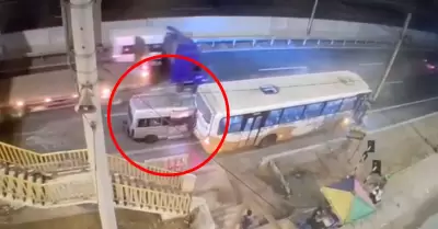 C�maras de seguridad captaron el tr�gico accidente que dej� dos muertos en VES.
