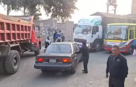 Caos y congesti�n vehicular se registras tras cierre parcial de av. Nicol�s Ayll