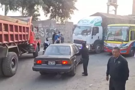 Caos y congesti�n vehicular se registras tras cierre parcial de av. Nicol�s Ayll