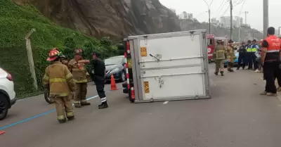 Accidente en la Costa Verde ocasiona caos vehicular a la altura de Miraflores.