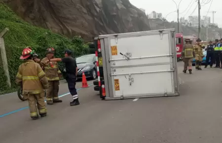 Accidente en la Costa Verde ocasiona caos vehicular a la altura de Miraflores.