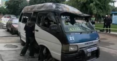 Extorsionadores quemaron combi con el conductor al interior.