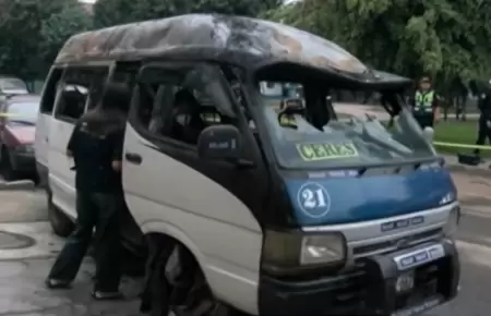 Extorsionadores quemaron combi con el conductor al interior.
