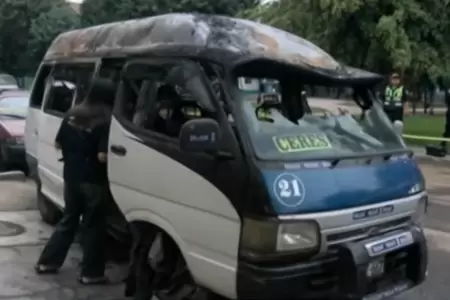 Extorsionadores quemaron combi con el conductor al interior.