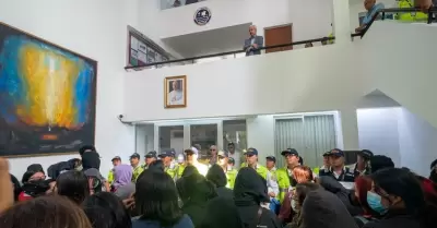 Rectorado de la PUCP es tomado por estudiantes