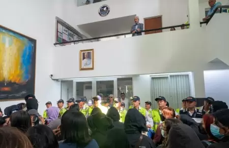 Rectorado de la PUCP es tomado por estudiantes