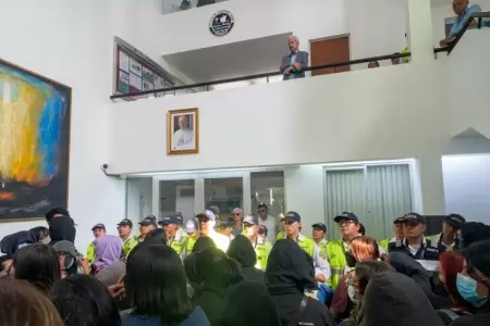 Rectorado de la PUCP es tomado por estudiantes