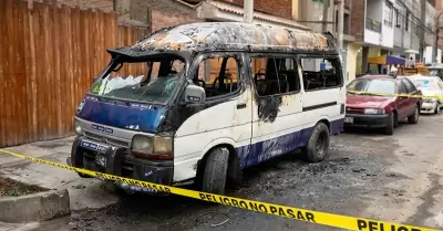 Extorsionadores quemaron combi con el conductor al interior.