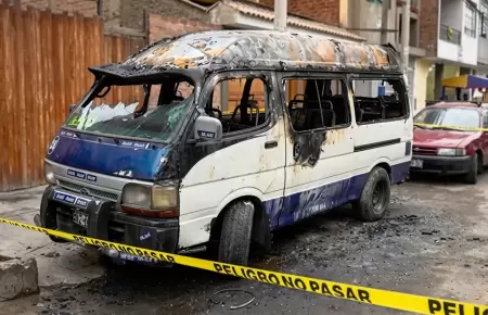 Extorsionadores quemaron combi con el conductor al interior.