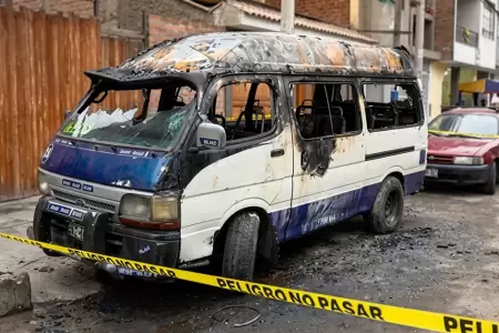 Extorsionadores quemaron combi con el conductor al interior.