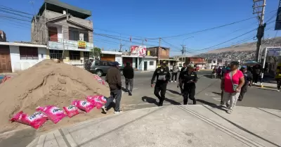 Vecinos exigen retiro de mont�culos en Alto de la Alianza