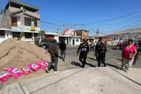 Vecinos exigen retiro de mont�culos en Alto de la Alianza