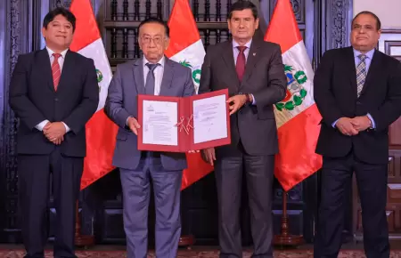 Presidente Jos� Balc�zar firm� aut�grafa de ley.