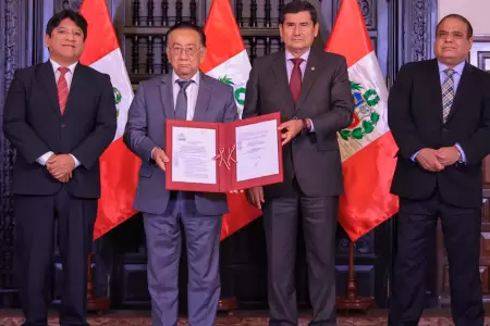 Presidente Jos� Balc�zar firm� aut�grafa de ley.